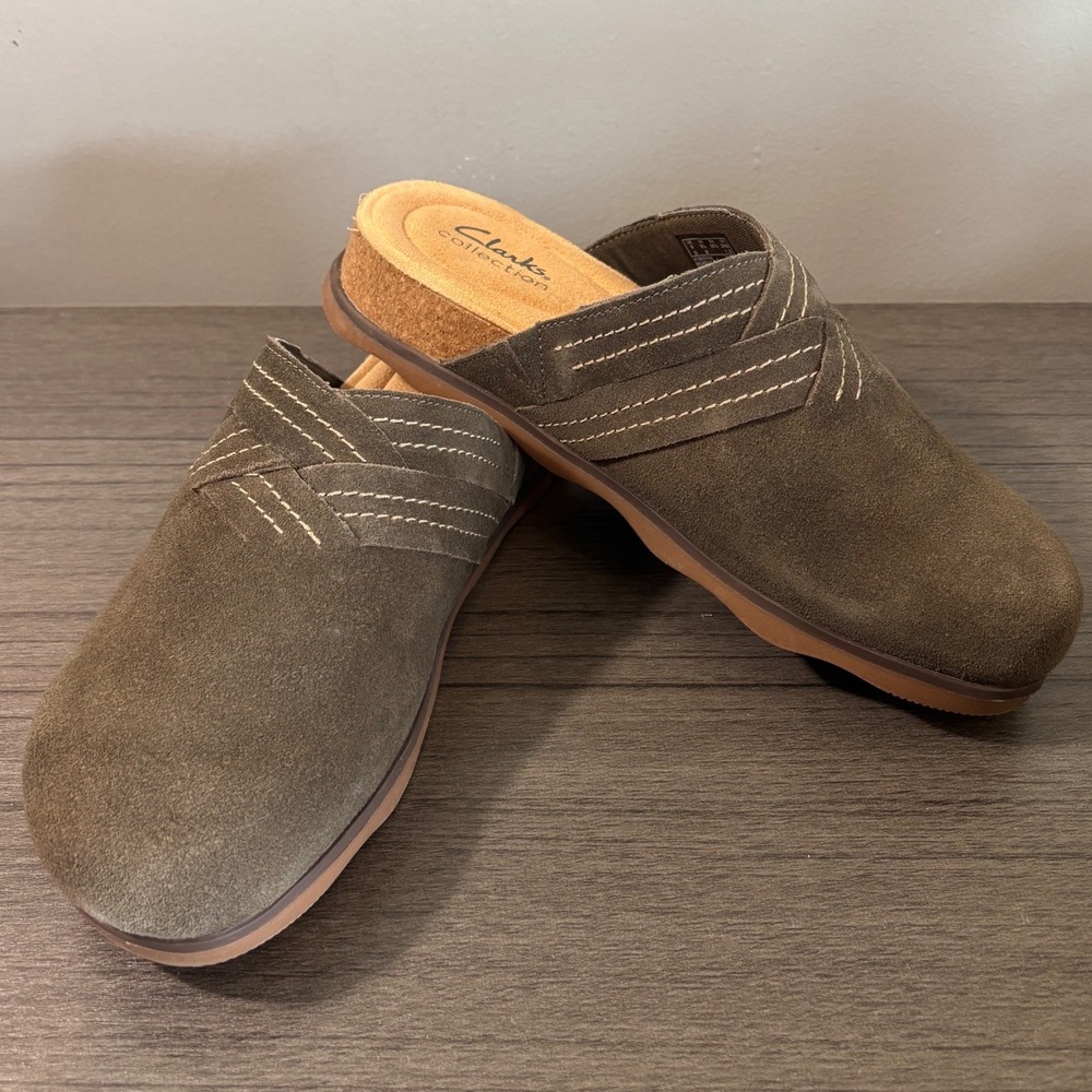 NIB Clarks Brynn Glide Dark Olive Suede Clogs Mules Shoes Womens 8.5 68507